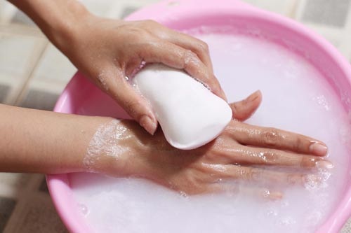 Thực hư "xà bông trắng da" - 1 Với các chế phẩm dùng ngoài, tức bôi lên da, vẫn phải thận trọng như dùng thuốc Ảnh: Hoàng Triều