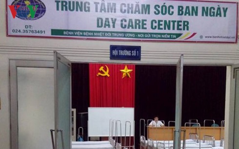 Hội trường bệnh viện thành khu điều trị, đối phó dịch sốt xuất huyết - 1 Khu điều trị ban ngày BV Bệnh Nhiệt đới trung ương- Ảnh: Minh Điển
