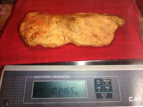 Thợ máy xúc múc được cục vàng 10kg nguyên khối - 1 Thỏi vàng nặng 10,3kg tại Nga. Ảnh: The Sun