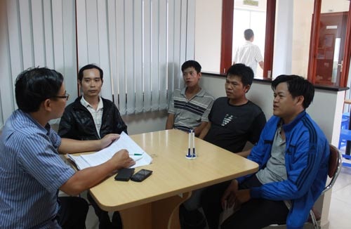 Tù mù thử việc - 1 Chung quanh vấn đề thử việc luôn có nhiều khiếu nại, thắc mắc của người lao động Ảnh: BẢO NGHI