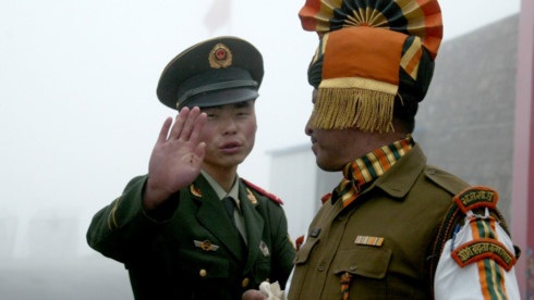 Lính Ấn Độ và Trung Quốc hò hét, ném đá vào nhau - 1
Lính Trung Quốc và lính Ấn Độ. Ảnh: scmp.