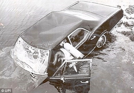 Kennedy và giấc mộng tổng thống không thành vì tai nạn xe hơi - 2
Chiếc xe được trục vớt lên