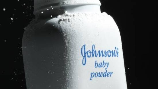 Johnson & Johnson phải bồi thường 417 triệu USD cho một nữ khách hàng với cáo buộc ung thư buồng trứng sau sử dụng sản phẩm.
