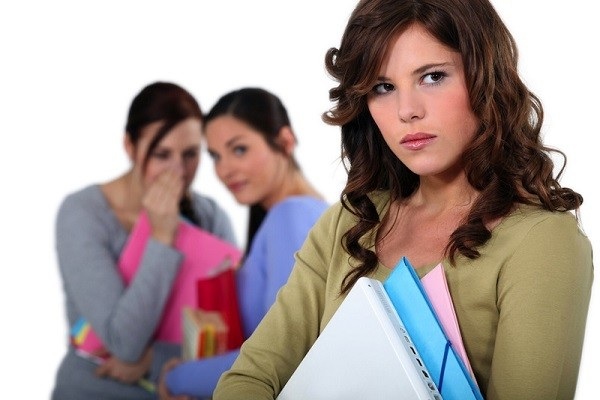 Làm gì khi bị người khác đối xử xấu với mình? - 1
Nhiều chị em cảm thấy khó ở khi bị người khác nói xấu sau lưng. Ảnh minh họa