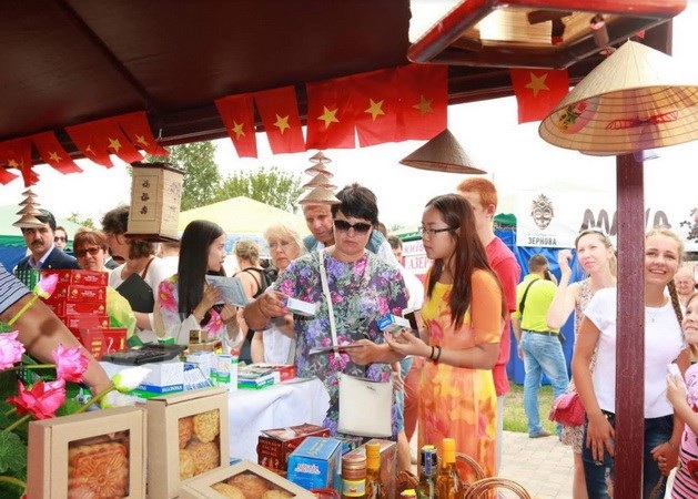 Gian hàng Việt Nam “hút khách” tại Hội chợ lớn nhất Ukraine - 1
Một góc gian hàng của Việt Nam tại hội chợ. (Ảnh: Dương Trí/Vietnam+)