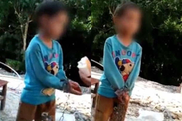 Bé trai 7 tuổi bị xích cả tay lẫn chân như động vật, nhiều người phẫn nộ khi biết sự thật - 1
Cảnh cậu bé bị xích tay chân khiến dân mạng bức xúc.