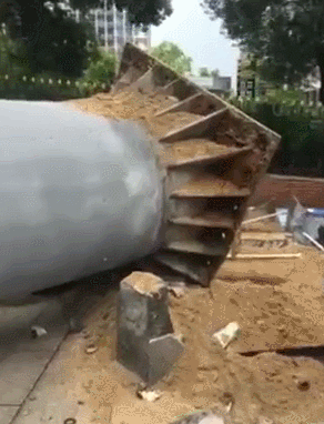 Cột quảng cáo khổng lồ ‘bật gốc’ trong lúc gió mạnh, nhiều ôtô bẹp dí - 1 Cột quảng cáo khổng lồ ‘bật gốc’ trong lúc gió mạnh, nhiều ôtô bẹp dí - 1