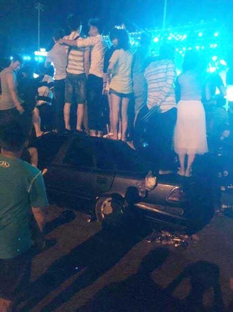 Dẫm nát ôtô vì mê âm nhạc: Ai bảo để sai chỗ? - 1
Các thanh niên đua nhau trèo lên để xem biểu diễn cho dễ dàng