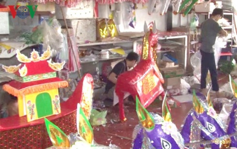 Làng nghề vàng mã hối hả dịp rằm tháng Bảy - 1 Một cơ sở làm vàng mã tại làng nghề Đâu Kiên.
