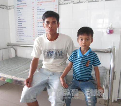 Nguyên nhân bất ngờ khiến 185 người bị ngộ độc sau khi ăn tiệc cưới - 1 Anh Pi Năng Thoái cùng con trai bị ngộ độc thực phẩm nhập viện cấp cứu tại Bệnh viện Đa khoa Ninh Thuận, hiện sức khỏe đã ổn định.