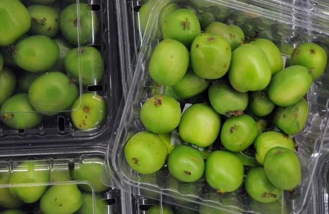 Nhìn đã chảy nước miếng, chị em tranh mua kiwi tí hon 1 triệu đồng/kg - 1
Kiwi berry nhỏ như quả nho, vỏ xanh nhẵn thín