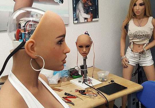 Coi chừng mất mạng vì robot tình dục - 1
Robot tình dục được điều khiển bởi một hệ điều hành tương tự máy vi tính, đồng nghĩa với việc nó có thể bị hack như bất kỳ thiết bị công nghệ có hệ điều hành nào khác - Ảnh: DAILY MAIL