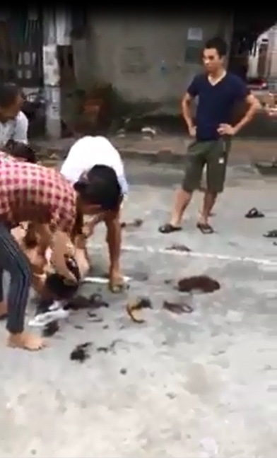 Khi đàn bà đánh ghen (2): Nhiều cách “xử” nhưng một... nỗi khổ - 1
Vụ đánh ghen tàn bạo xảy ra ở Vĩnh Phúc được chia sẻ trên mạng xã hội.