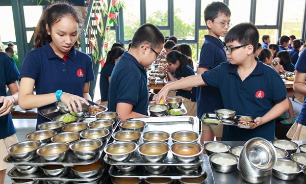 Nỗi lo an toàn bữa ăn bán trú - 1 Giờ ăn của học sinh bán trú Trường Marie Curie (Hà Nội). (Ảnh: Thành Long)
