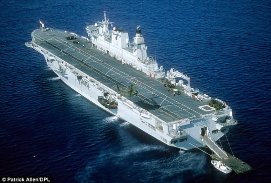 Quân đội Anh "khóc ròng" vì hàng loạt vũ khí bị đại hạ giá - 1
Tàu sân bay trực thăng HMS Ocean cũng bị bán tháo. Ảnh: Daily Mail