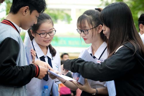 Đề thi văn phải tăng chất đời - 1 Thí sinh xem lại đề văn trong kỳ thi THPT quốc gia 2017. (Ảnh: Hoàng Triều)