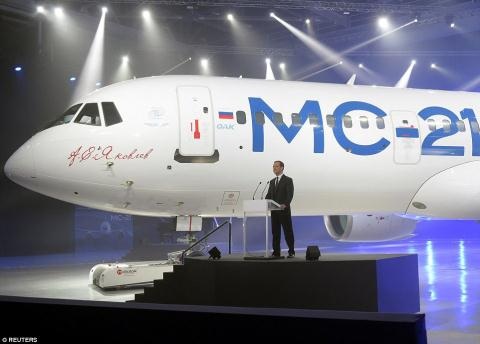 Nga kích hoạt cuộc chơi máy bay dân dụng - 1
Thủ tướng Nga Dmitry Medvedev tại sự kiện ra mắt mẫu máy bay dân dụng thân rộng MC-21 đầu tiên của Nga.