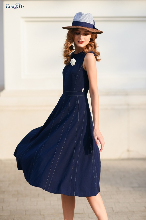 Đẹp quyến rũ với BST Chào Thu của Emspo - 1 Đầm midi tuytsi với các đường can tùng váy tạo form dáng xòe rủ nhẹ nhàng.