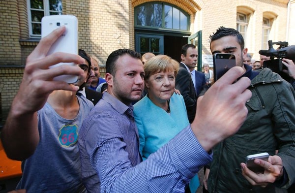 Angela Merkel - Vị "Thủ tướng bất diệt" - 1
Người tị nạn Syria và Iraq selfies với Thủ tướng Đức Angela Merkel bên ngoài một Văn phòng Liên bang về di cư và người tị nạn ở Berlin