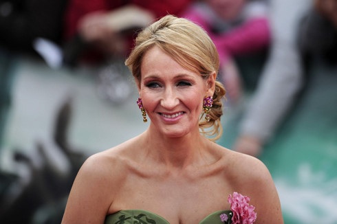Khám phá 10 thói quen khiến người hướng nội thành công - 1 J.K. Rowling, mẫu người hướng nội tiêu biểu, ngại đám đông nhưng đã phát huy được khả năng sáng tạo và thành công rực rỡ. (Ảnh: Popsugar)