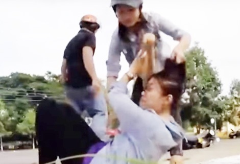 Những kẻ cướp mạo danh "Hoạn Thư" - 1 Nhiều vụ dàn cảnh đánh ghen cướp tài sản ngoài đường nhưng người dân thờ ơ vì các đối tượng diễn quá sâu.