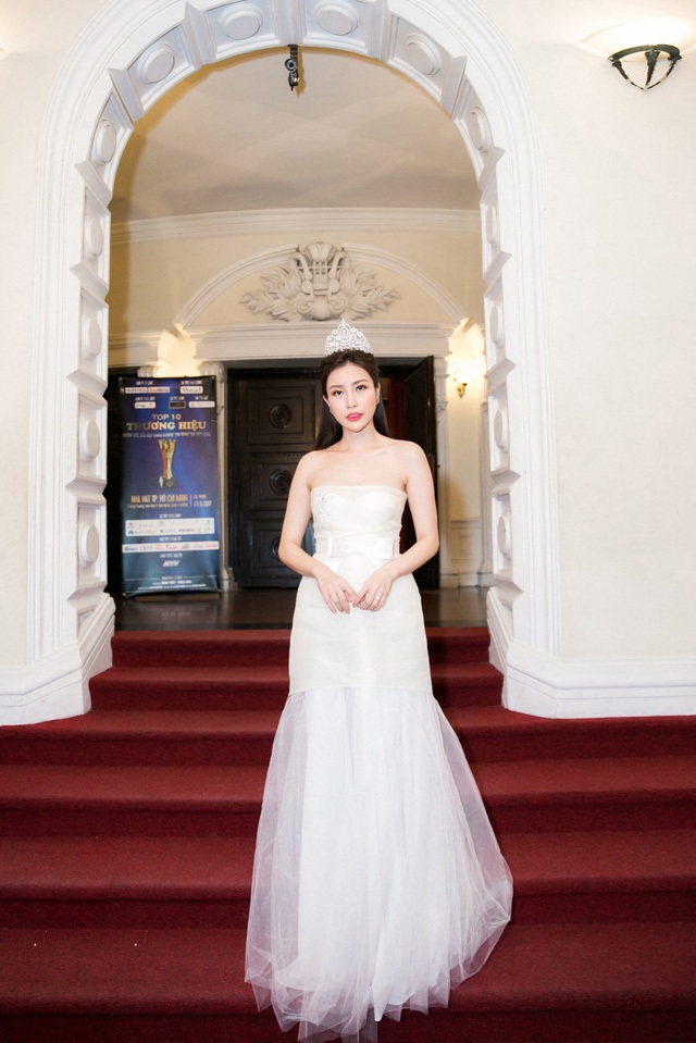Hoa hậu Lam Cúc trao giải Nữ doanh nhân Sắc- Tâm- Tài - 1 Xuất hiện sớm tại sự kiện, Hoa hậu Lam Cúc diện váy trắng tinh khôi trong thiết kế tinh tế của NTK Huy Trần.