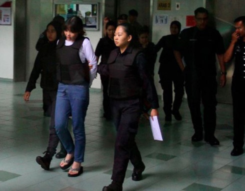 Vụ Đoàn Thị Hương: Nhân chứng kể về phút cuối của “Kim Jong-nam” - 1
Đoàn Thị Hương mặc áo chống đạn để hầu tòa. (Ảnh: Malaysiandigest)