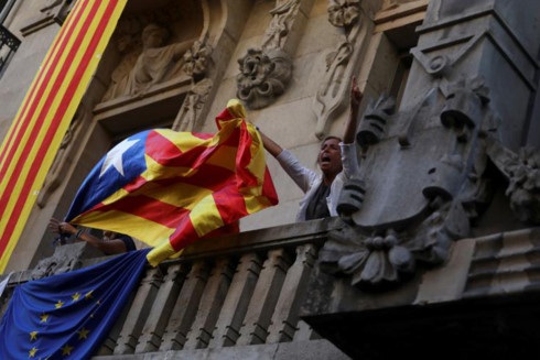 Catalonia và nguy cơ ly khai ở châu Âu - 1
Một người biểu tình đem cờ ly khai lên ban công tòa nhà Bộ kinh tế của Catalonia. (ảnh: Reuters)