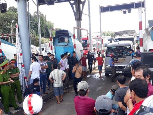 BOT ảnh hưởng đến đời sống và kinh doanh của người dân - 1 Nếu không xử lý dứt điểm, việc kẹt xe tại trạm BOT tuyến tránh Biên Hòa và cải tạo QL1 sẽ gây khó khăn rất lớn cho việc lưu thông của người dân (ảnh: Mạnh Cường)