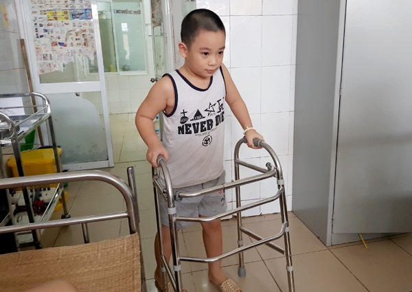 Bệnh lạ: Bé 8 tuổi ở Hà Nội hễ ngóc đầu là bất tỉnh - 1 Bệnh nhi tập đi lại sau 10 ngày điều trị tại BV Châm cứu TƯ. Ảnh: T.Hạnh