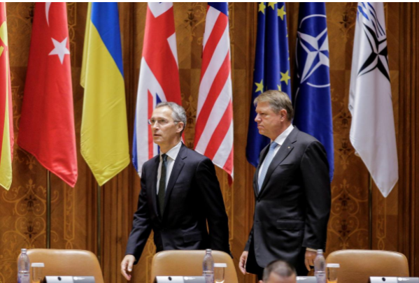 NATO tăng quân đến Romania, củng cố sườn đông với Nga - 1
Tổng Thư ký NATO Jens Stoltenberg (trái) và Tổng thống Romania Klaus Iohannis tại kỳ họp quốc hội NATO lần thứ 63 ở Bucharest (Romiania) ngày 9-10. Ảnh: REUTERS