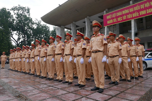 
Sáng 11/10, 82 chiến sĩ của Phòng Cảnh sát giao thông Hà Nội cùng dàn xe chuyên dụng lên đường hành quân vào Đà Nẵng để chuẩn bị làm nhiệm vụ dẫn đoàn trong tuần lễ cấp cao APEC sẽ diễn ra vào đầu tháng 11.
