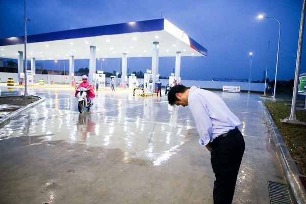 Giá trị Nhật Bản: Không chỉ là bán xăng! - 1 Ông chủ trạm xăng Idemitsu Q8 đội mưa cúi đầu chào khách hàng.