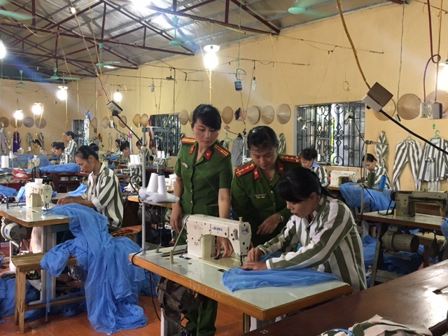 Nữ Cảnh sát trại giam: Cảm hóa phạm nhân bằng sự chân thành - 1 Thiếu tá Đỗ Thị Huyền và Đại uý Nguyễn Thị Phúc hướng dẫn phạm nhân lao động.
