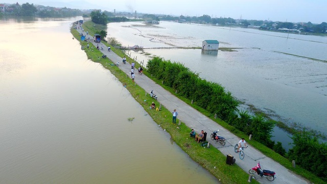 Chương Mỹ: Hàng trăm cần thủ buông câu trên dòng nước lũ - 1
Mấy ngày lũ ngập tại huyện Chương Mỹ vừa qua, hai bên đê sông Nứa tại xã Thanh Bình mênh mông nước. Tận dụng nước lên sát mặt đê, nhiều cần thủ tranh thủ về đây câu cá.