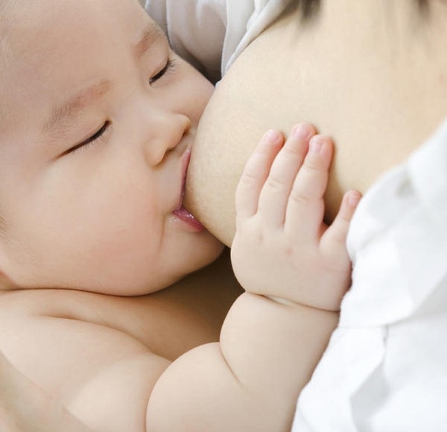 6 sai lầm các mẹ thường mắc khi cho con ăn - 1
Bầu sữa mẹ là nguồn dinh dưỡng tốt nhất đối với trẻ. Bú sữa mẹ trong vòng 6 tháng đầu đời, trẻ sẽ có kháng thể của mẹ, ít mắc các bệnh truyền nhiễm.