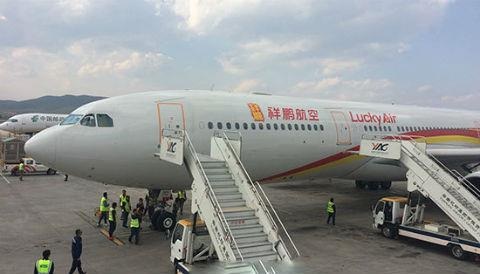 Trung Quốc: Ném đồng xu vào động cơ máy bay cầu may - 1
Máy bay của hãng Lucky Air.