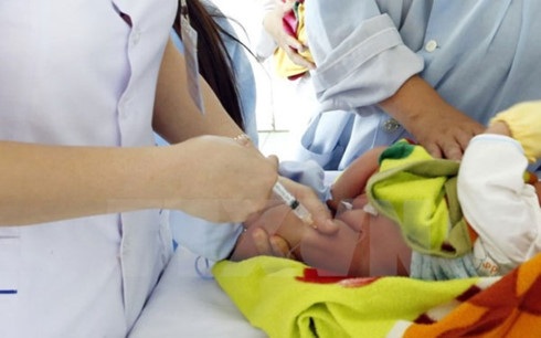 Một trẻ sơ sinh tử vong do ăn bột ngay sau sinh - 1
Tiêm vắcxin viêm gan B cho sơ sinh. Ảnh minh họa. (Nguồn: Dương Ngọc/TTXVN)