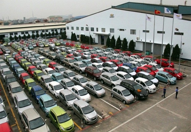 Người mua chờ giá giảm mua ô tô, Bộ trưởng lo "giảm thu" ngân sách - 1 Doanh số bán ô tô những tháng đầu năm giảm được cho là do tâm lý chờ đợi giá giảm của người mua.