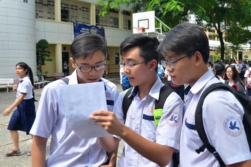 Đề thi lớp 10 sẽ có diện mạo mới - 1 Thí sinh xem lại đề thi trong kỳ thi tuyển sinh lớp 10 năm 2017 tại TP HCM. (Ảnh: Tấn Thạnh)