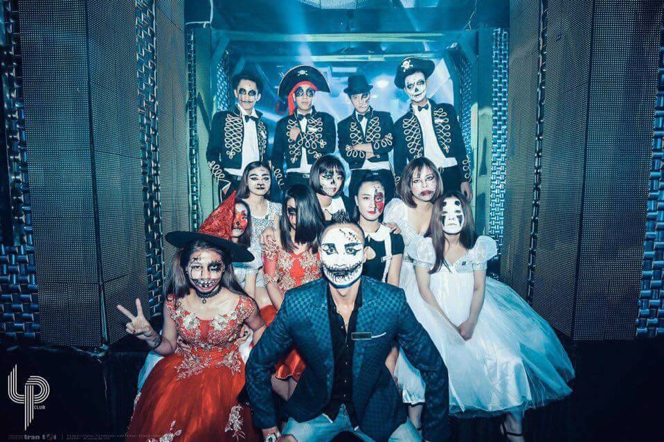 Kiếm bội tiền nhờ trang điểm và cho thuê trang phục kinh dị mùa Halloween - 1
Trang điểm Halloween đang là một trong những dịch vụ ăn theo kiếm tiền triệu mỗi ngày - Ảnh Upclup.