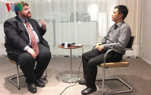 
Phóng viên VOV phỏng vấn ông Anthony Nelson (phải).
