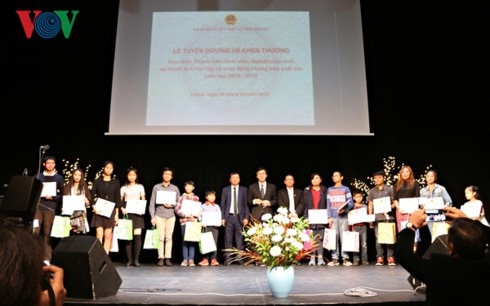 Vinh danh sinh viên, học sinh xuất sắc người Việt tại Séc - 1
Đại sứ trao Giấy khen và phần thưởng cho các bạn học sinh, sinh viên học giỏi