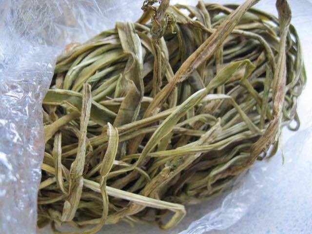 Rau khô như nắm cỏ: 500 ngàn đồng/kg, xếp hàng nửa tháng chờ mua - 1
Mớ rau cần biển khô quắt sau khi chế biến trở thành món ăn hấp dẫn