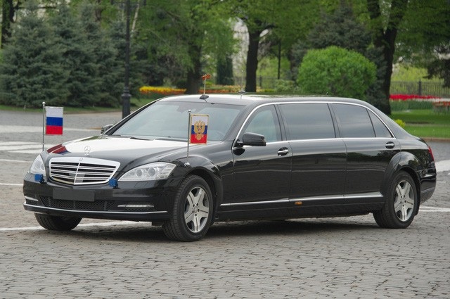 
Chiếc Mercedes-Maybach S600 Pullman chuyên phục vụ Tổng thống Nga (Ảnh: Sputnik)
