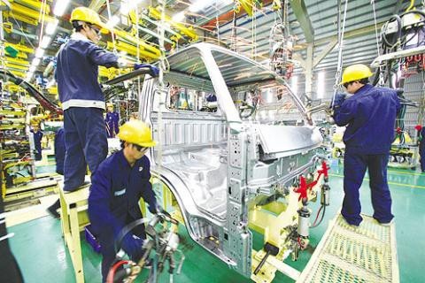 Giấc mơ ôtô Việt: 20 năm vật lộn tìm lời đáp - 1
Lắp ráp ô tô tại Nhà máy ô tô Trường Hải