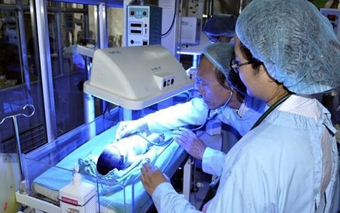 
Trẻ sinh non ở BV Sản nhi Bắc Ninh đang được điều trị tại Bệnh viện Bạch Mai. 
