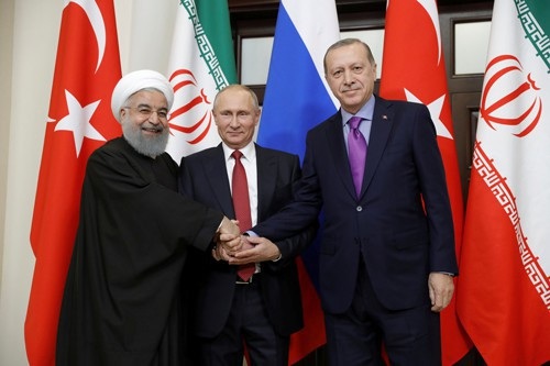 Nguy cơ Syria bị chia cắt - 1
Tổng thống Nga Vladimir Putin, Tổng thống Iran Hassan Rouhani (trái) và Tổng thống Thổ Nhĩ Kỳ Tayyip Erdogan (phải) tại cuộc gặp hôm 22-11 Ảnh: REUTERS
