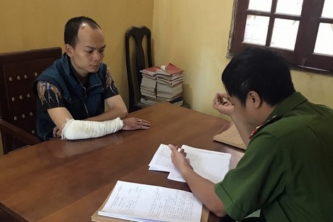 Cái kết đắng của kẻ cuồng yêu - 1 Đối tượng Vũ Công Chiến tại cơ quan điều tra.