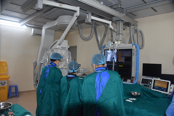 Các bác sĩ chuyên khoa tim mạch của Bệnh viện Đa khoa tỉnh đang thực hiện kỹ thuật chụp động mạch vành qua da và theo dõi hình ảnh trái tim người bệnh trên màn hình vô tuyến